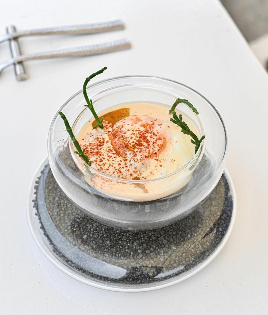 The tasting menu in Valle de Mogan restaurant selects the best local seasonal products, top quality meats, fish and seafood, combining flavors and textures to surprise and delight the most demanding diners.